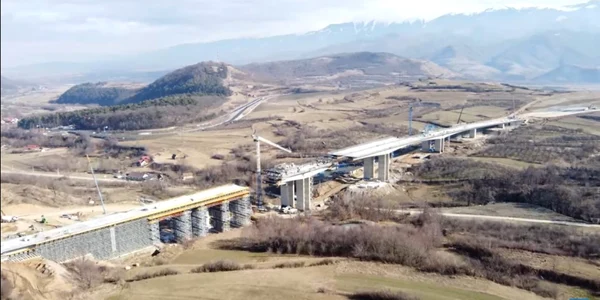 Viaductul Tălmăcel de pe Autostrada A 1 Sibiu - Piteşti Foto Ioan Andrei Gica