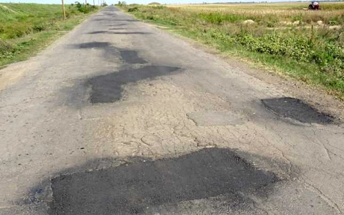 Câteva drumuri judeţene au fost reparate prin plombe asfaltice   FOTO Florentin Coman