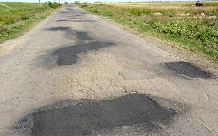 Câteva drumuri judeţene au fost reparate prin plombe asfaltice FOTO Florentin Coman
