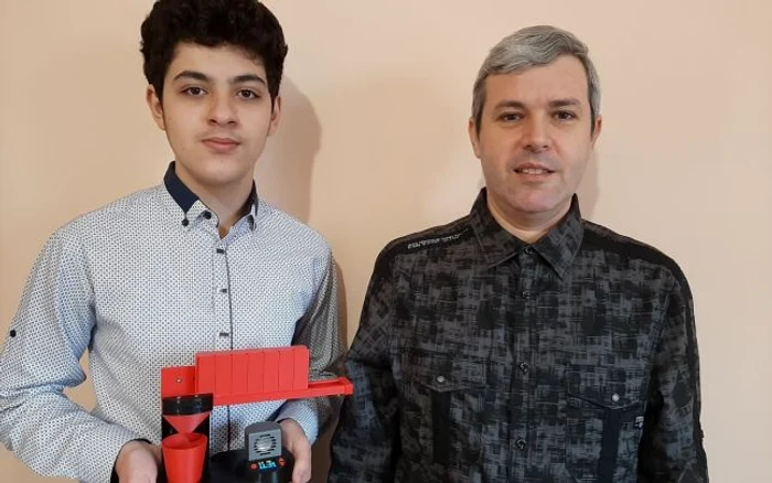 Sebastian Roșioru (stânga) a inventat dozatorul de medicamenteFoto: adevarul.ro