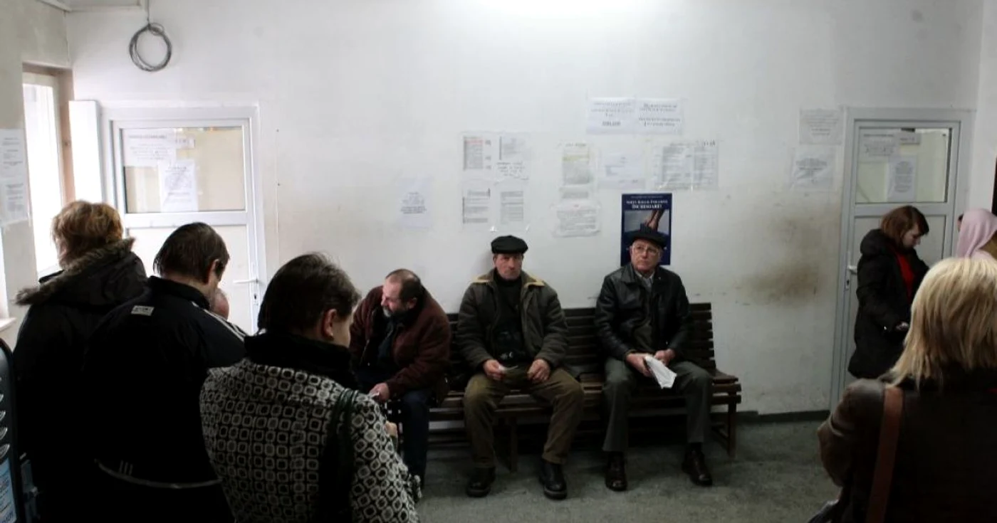 Clujenii care vin înainte de deschiderea ghişeelor termină devreme treaba la CAS