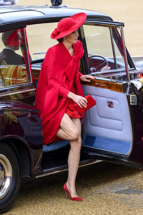 Kate Middleton, fotografiată în timp ce se dădea jos din mașină, într-o ținută roșie. Noiembrie 2023