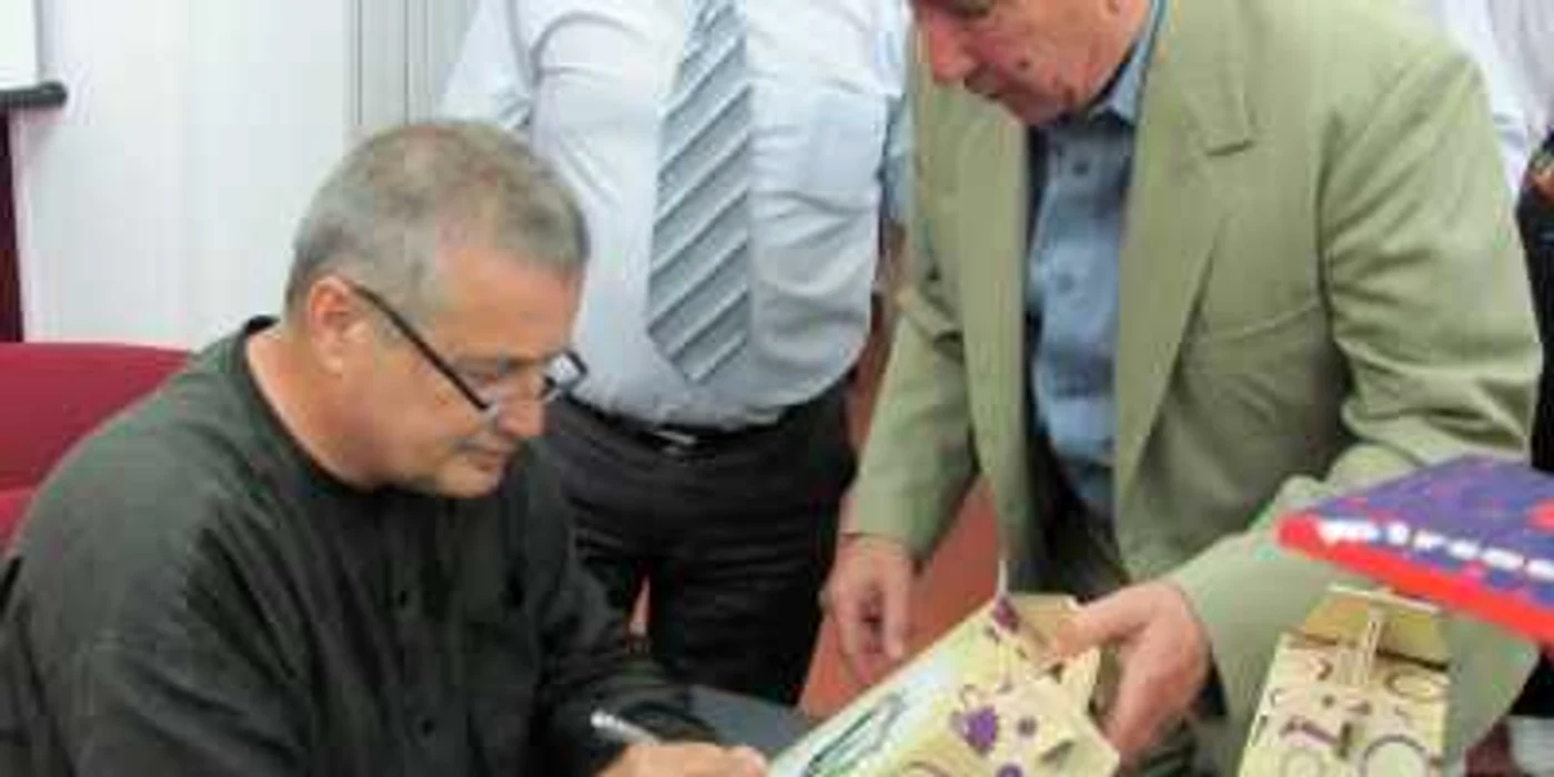 Scriitorul ialomiţean a împărţit autografe cititorilor săi