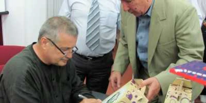 Scriitorul ialomiţean a împărţit autografe cititorilor săi