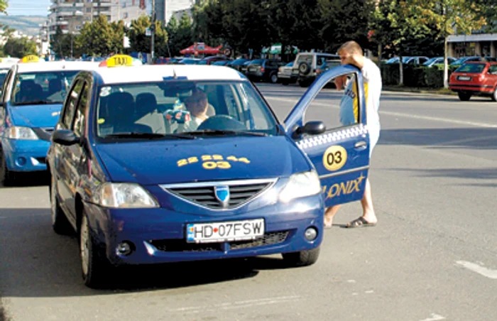 Hunedoara: Taximetriştii din Deva stau mai mult „pe tuşă”