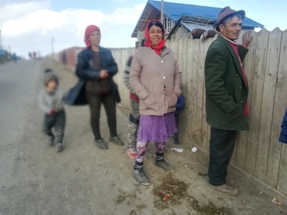 Locuitori ai satului Crucea din comuna ieşeană Lungani, februarie 2020    FOTO Alina Batcu