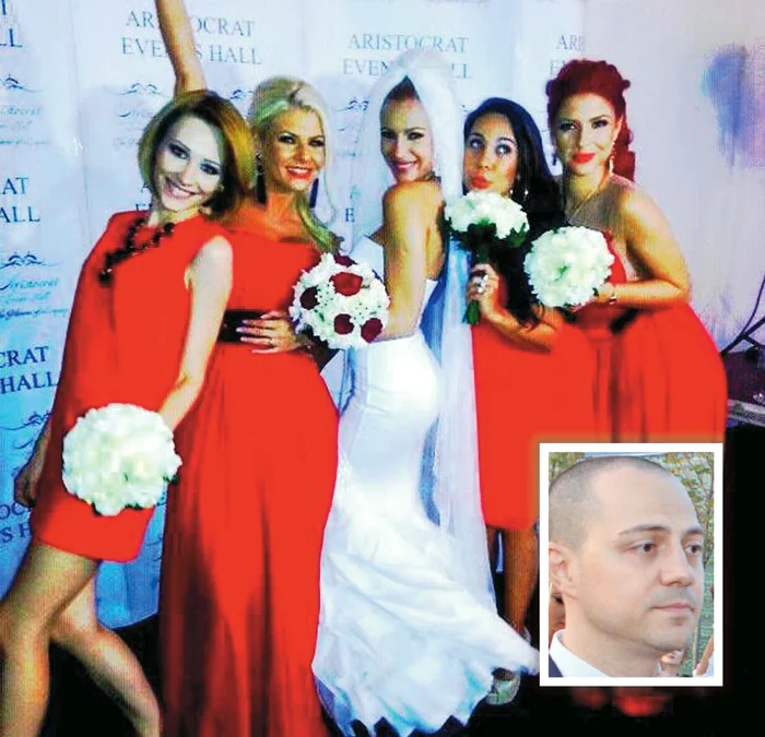 
    Lora s-a distrat  alături de  domnişoarele  de onoare  