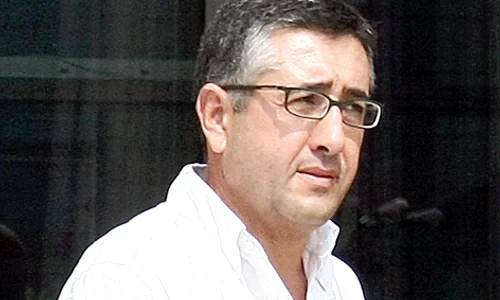 Ciro Castellano susţine că fiul lui are  mai multe mândruţe şi că bruneta  sexy e doar o aventură pentru Vincenzo jpeg