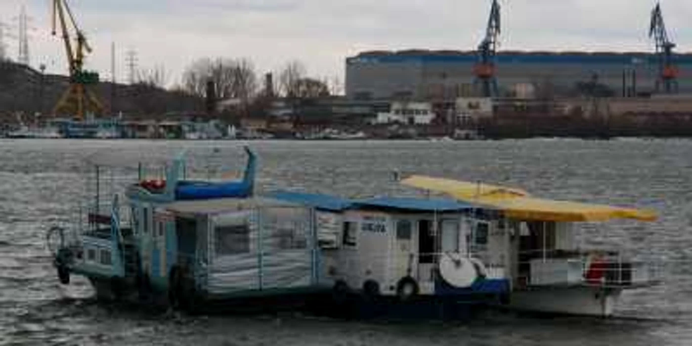 Ultimele nave rămase în port se mută la adăpost