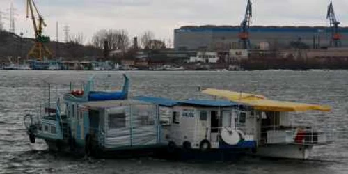 Ultimele nave rămase în port se mută la adăpost