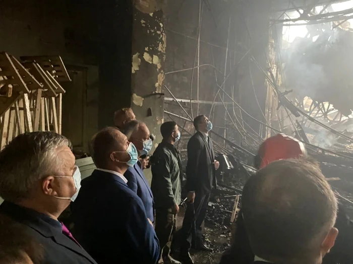 FOTO Igor Dodon, premierul Ion Chicu şi primarul Ion Ceban, în vizită la Filarmonică după incendiu.