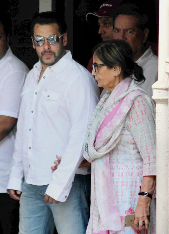 Salman Khan şi mama lui, Sushila Charak, au oferit o imagine emoţionantă de familie