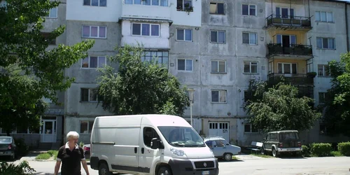 Locatarii blocului 11 din Balş sunt nevoiţi să meargă zilnic după apă