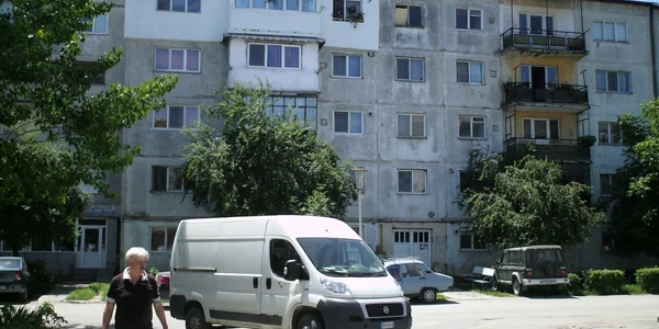 Locatarii blocului 11 din Balş sunt nevoiţi să meargă zilnic după apă