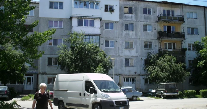 Locatarii blocului 11 din Balş sunt nevoiţi să meargă zilnic după apă