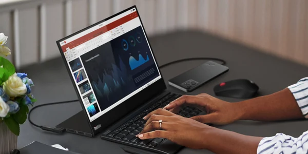 Lenovo ThinkPhone by Motorola conectat la laptop png