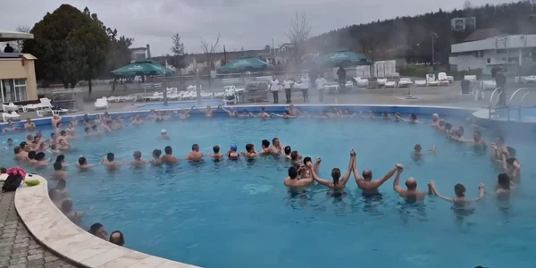 hora unirii in bazin jpg