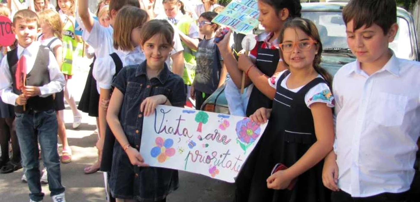 Copiii Şcolii 2 din Bârlad au învăţat reguli elementare de circulaţie FOTO Sabina Ghiorghe