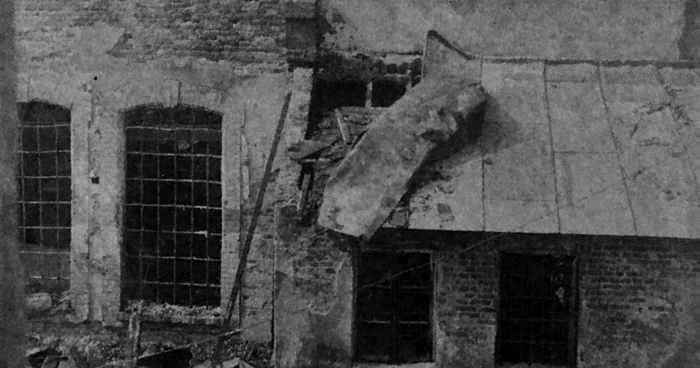 Casă distrusă în timpul bombardamentelor. FOTO expoziţia artistului Stelian Gagiu