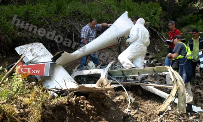 Cadavrul pilotului a fost recuperat cu greu. Foto: Daniel Guţă