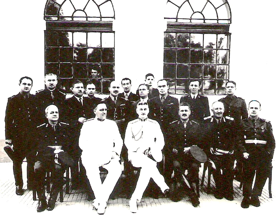 1937: secretar general al Ministerului Apărării Naționale (pe primul rând, al doilea din dreapta)