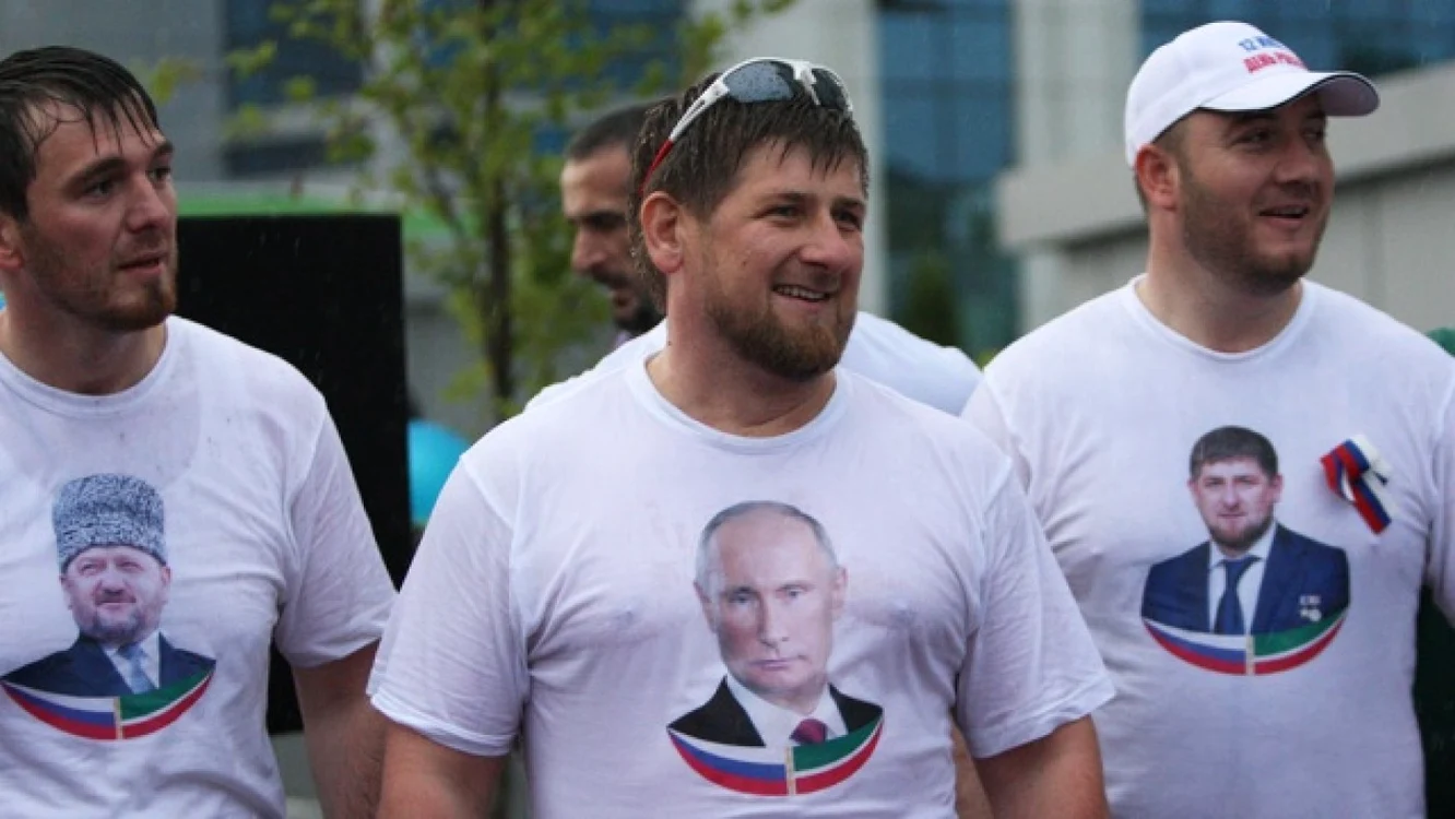 Liderul cecen Ramzan Kadîrov, cu poza liderului de la Kremlin pe piept