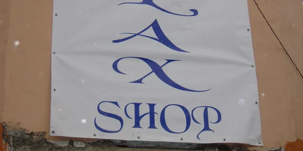 Polițiștii au găsit magazinele închise