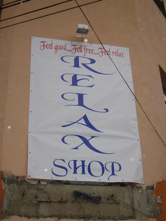 Polițiștii au găsit magazinele închise