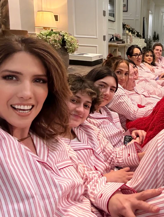Lynda Lopez (foto stânga) a făcut un selfie cu familia (Foto: Instagram)