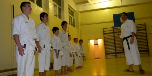 Chiar dacă nu sunt siguri că vor ajunge la Mondiale, sportivii se antrenează în fiecare seară pentru concurs. Foto Dana Mihai