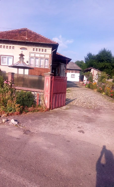 Casa familiei din Slătioara Vâlcea care se simte terorizată şi hărţuită pe criterii politice Foto Florina Cică
