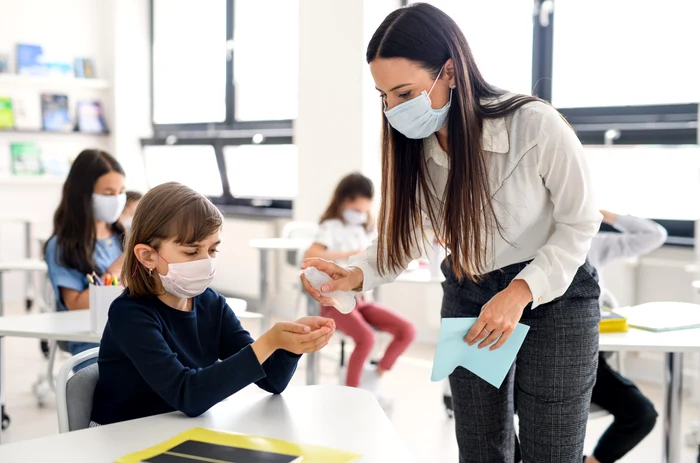 
    În timpul cursurilor, elevii au fost nevoiți să poarte masca de protecțiefoto: Shutterstock  