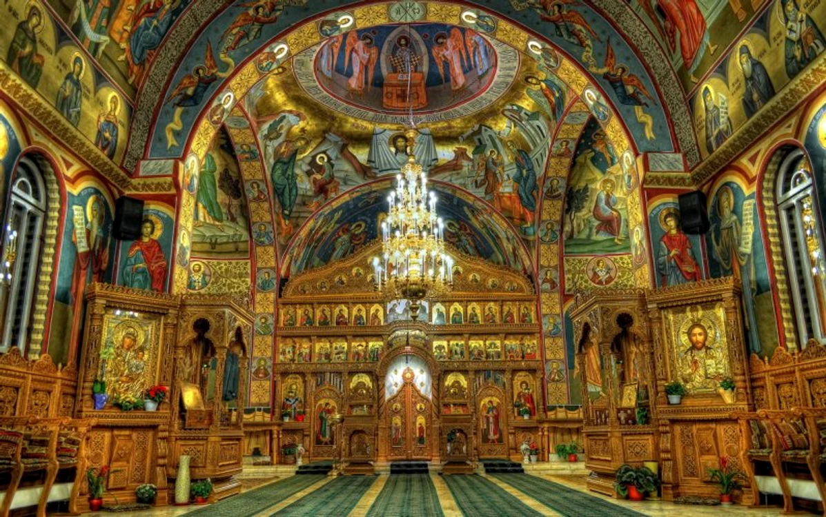 Interior de biserică ortodoxă. SURSA manastireasighisoara.ro