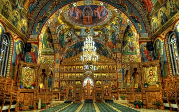 Interior de biserică ortodoxă. SURSA manastireasighisoara.ro