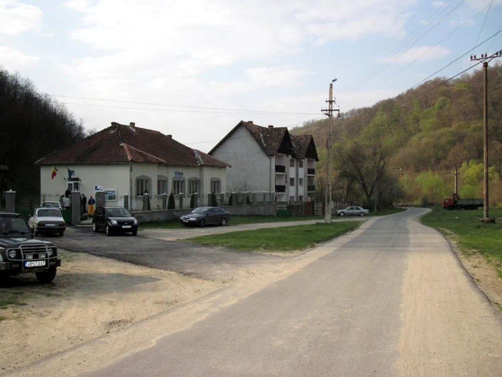 Centrul comunei Ceru Băcăinţi, cu Primăria şi sediul Poliţiei. Foto: cerubacainti.ro