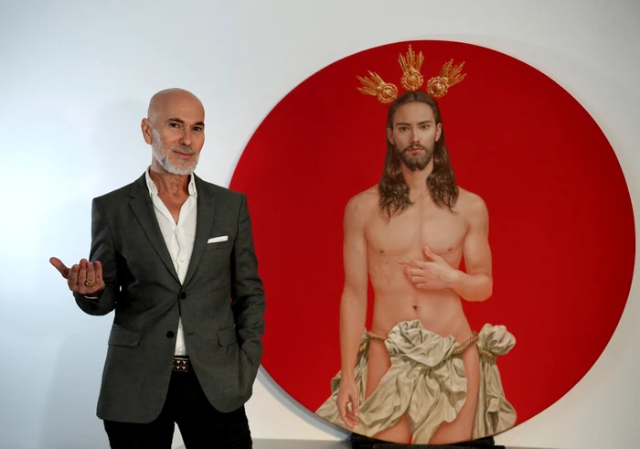 Artistul Salustiano Garcia alături de pictura care a creat polemici în Spania