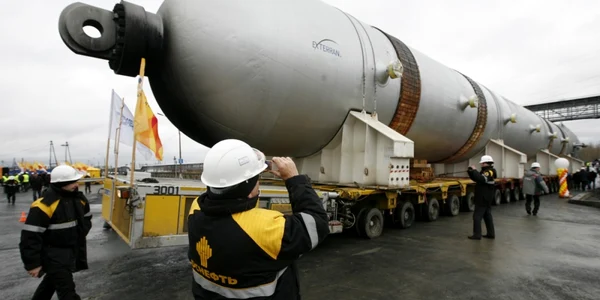 un angajat fotografiaza o platforma gigant pe care se afla un reactor de hidrocracare de 1450 de tone care soseste la rafinaria Rosneft Achinsk in orasul Achinsk Rusia foto reuters