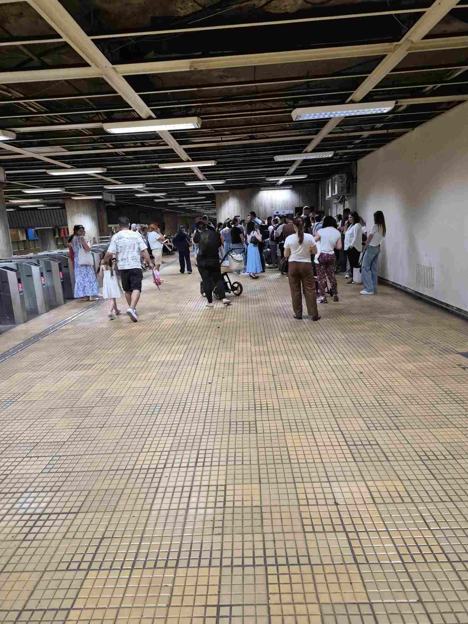 Sute de oameni au dat buluc auzind că se fac angajări la Metrorex. Surpriza neplăcută de care au avut parte