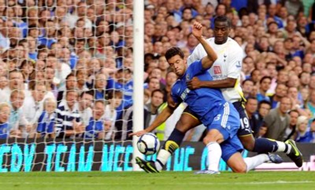 
    Patronul echipei engleze, Harry Redknapp, a declarat că fundaşul suferă de o comoţie cerebrală  