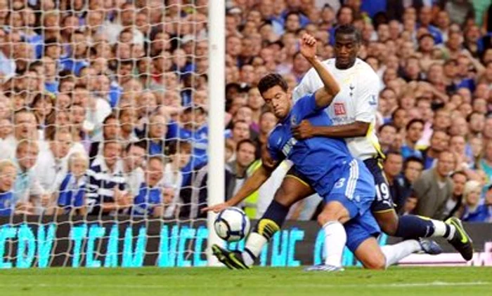 Patronul echipei engleze, Harry Redknapp, a declarat că fundaşul suferă de o comoţie cerebrală