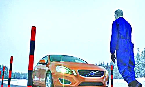 Pe site ul volvocars com puteţi urmări un filmuleţ ce demonstrează  cum reacţionează maşina atunci când  întâlneşte un pieton imprevizibil jpeg