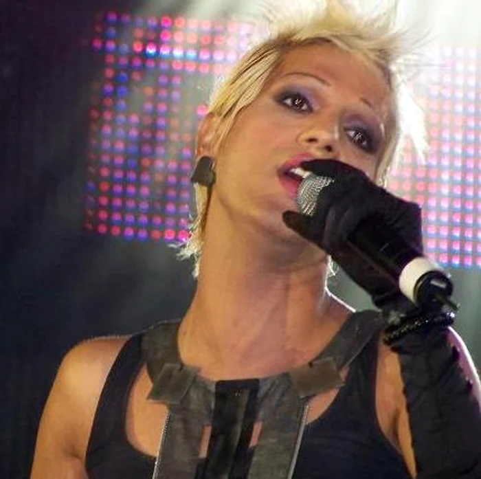 După ce a fost părăsită de iubit, Naomi a vrut să încheie socotelile cu viaţa. Acum a depășit momentele dificile și vrea să se afirme la un concurs de talente din Angliafoto: arhiva personală