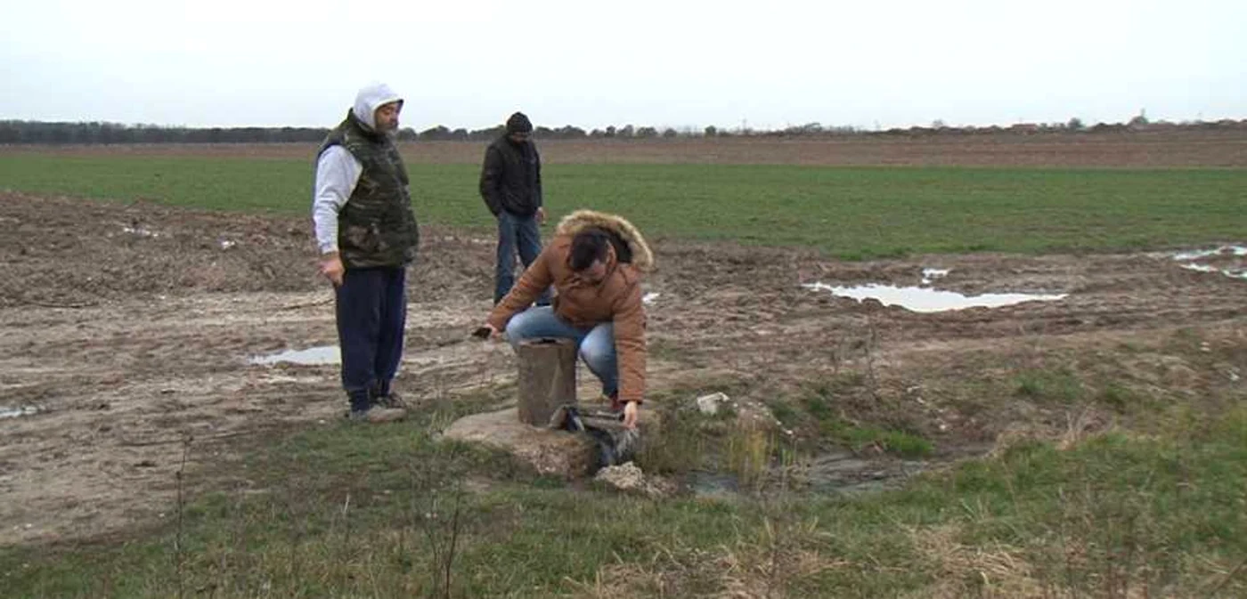 Apa termală curge de mai bine de 40 de ani pe şanţ  - FOTO: A.C