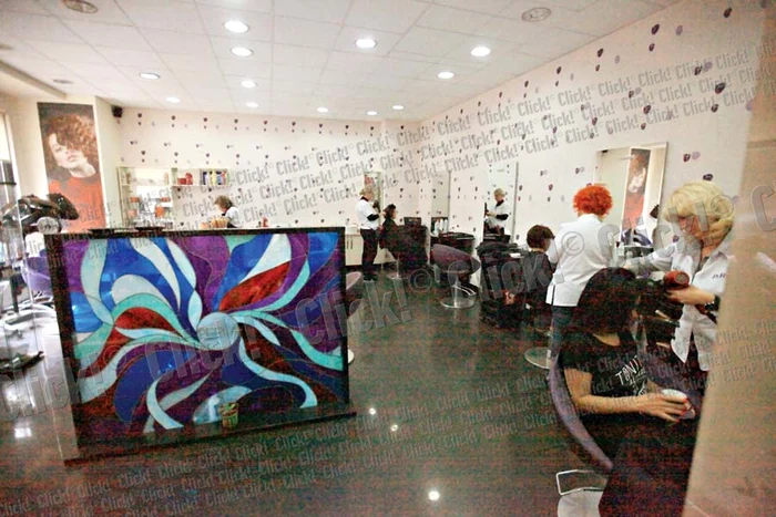 
    În mijlocul salonului, angajatele  au amenajat un loc unde tot  timpul stă aprinsă o lumânare  în amintirea celor două colege  care au murit în timpul masacrului  