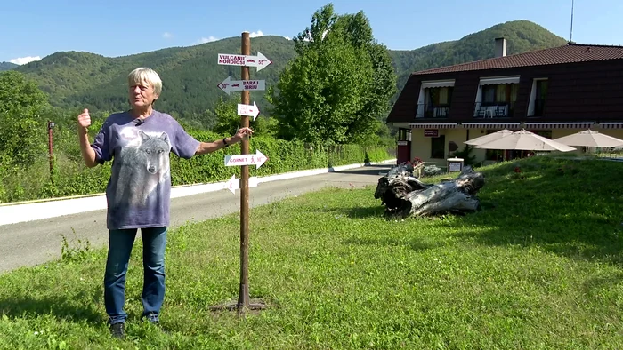 Elvețianca ne arată traseele turistice din zonă. FOTO Iulian Bunilă