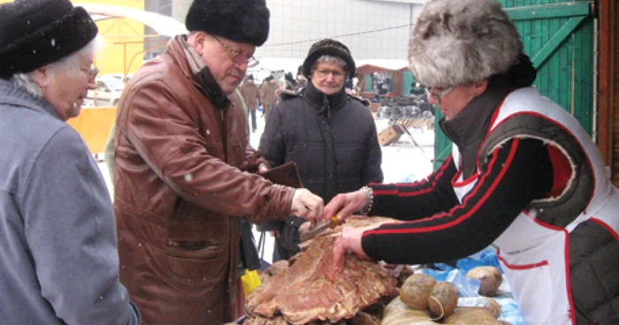 Nemţenii gustă din bucatele tradiţionale aflate pe tarabe