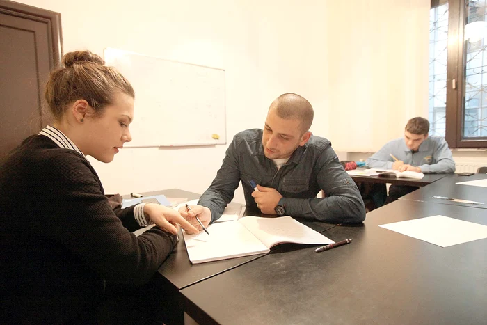 
    Matematică - Profesorul Cristian Demian făcea meditaţii ieri cu doi eleviFoto: Sever Gheorghe   