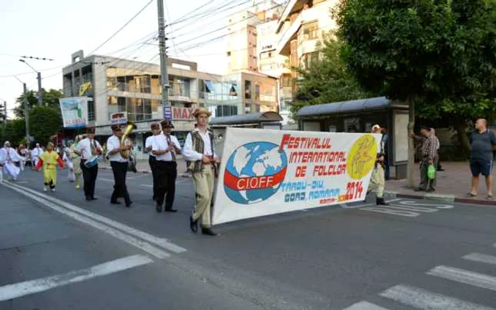 Ansambluri din şapte ţări participă la Festivalul Internaţional