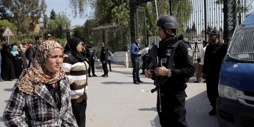 22 persoane au murit miercuri într-un atac terorist la Muzeul Naţional Bardo aflat în apropierea Parlamentului din Tunis Potrivit presei locale trei bărbaţi înarmaţi au intrat în Muzeul Bardo şi au tras focuri de armă FOTO AP