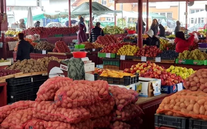 Comercianţii de la tarabe au fost mutaţi în afara Halei Obor. FOTO: Primăria Hunedoara.